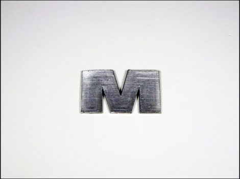 EMBLÉMA BENZINTANKRA "M" (Motor-robogó alkatrész)